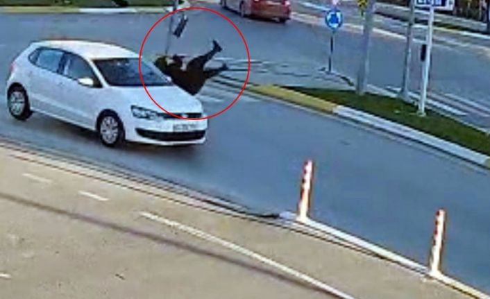 Yaya geçidinde otomobil çarptı, 5 dakika sonra farklı bir araç üzerinden geçti