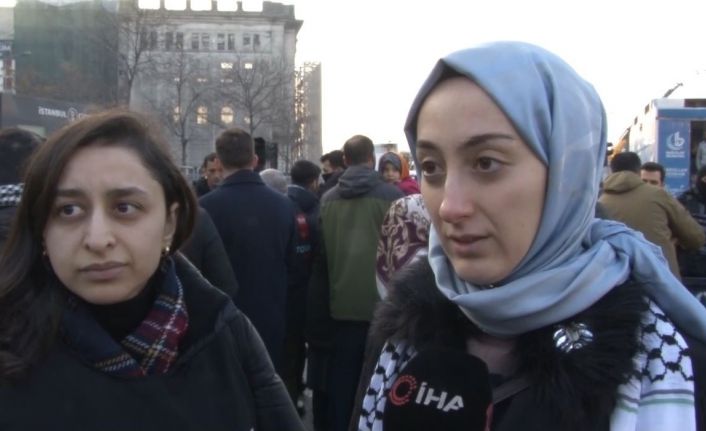 Yeni yılın ilk günü Galata Köprüsü’nde düzenlenen yürüyüşte vatandaşlardan Filistin’e destek mesajları