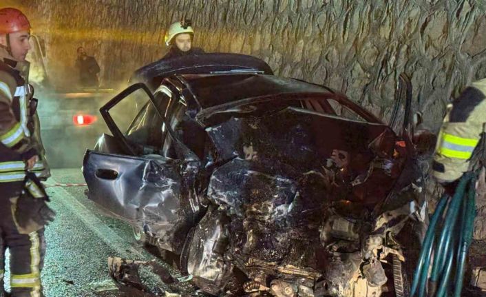 Yeni yılın ilk saatlerinde feci kaza... Ters yönde ilerleyen araç dehşet saçtı: 1 ölü