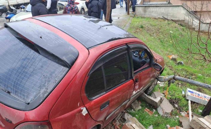 Yoldan çıktı, doğal gaz kutusuna çarptı