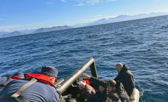 Yunanistan’ın ölüme ittiği 16’sı çocuk 51 düzensiz göçmen kurtarıldı