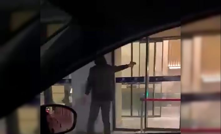 Zeytinburnu’nda husumetlisini lobiye çağırıp silahlı saldırı düzenleyerek, o anları da kayda aldılar