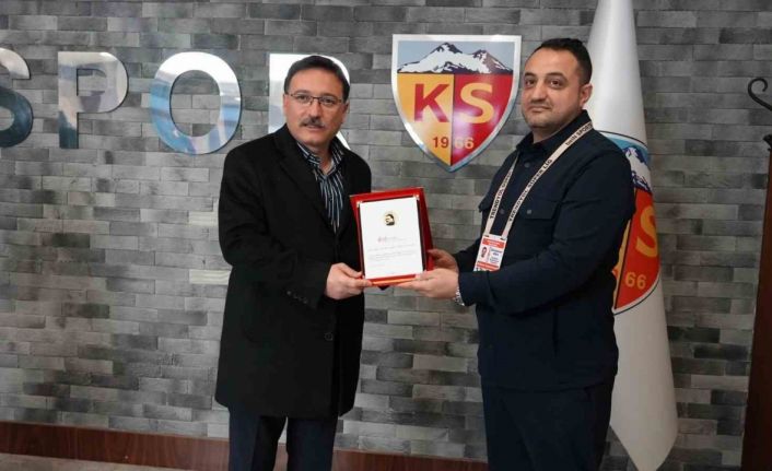 ’38 Ayar Adam’ Vali Çiçek’e plaket takdim edildi