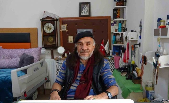 66 yaşındaki yaşlı adam engellerini resim çizerek ve kitap yazarak aşıyor