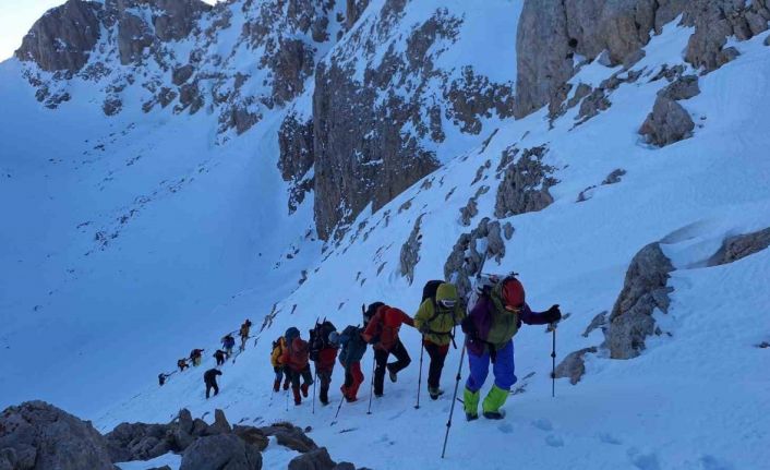 6 Şubat deprem şehitleri anısına Berit Dağı’na tırmanış