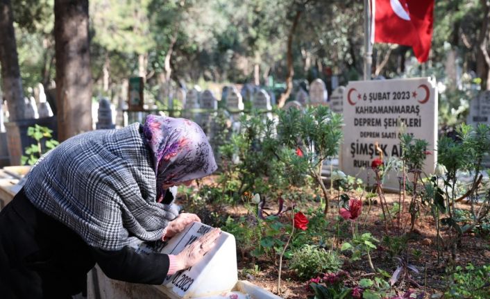 6 Şubat depreminin yıl dönümünde mezarlıkta en acı buluşma