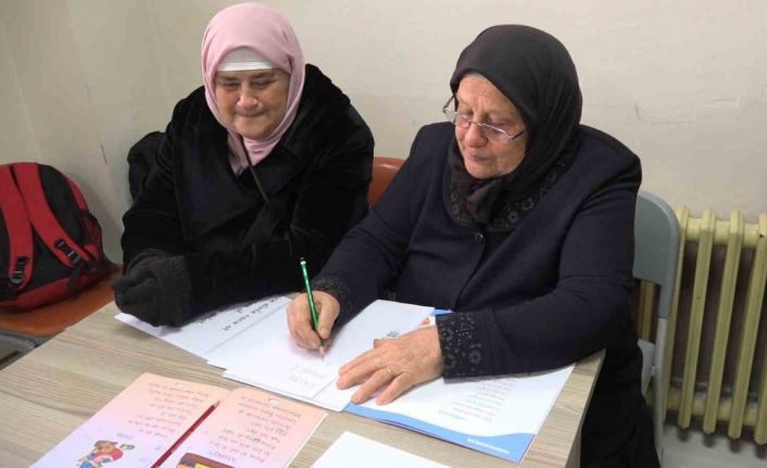 73 yaşındaki anne ile 56 yaşındaki kızının okuma azmi herkese örnek oluyor