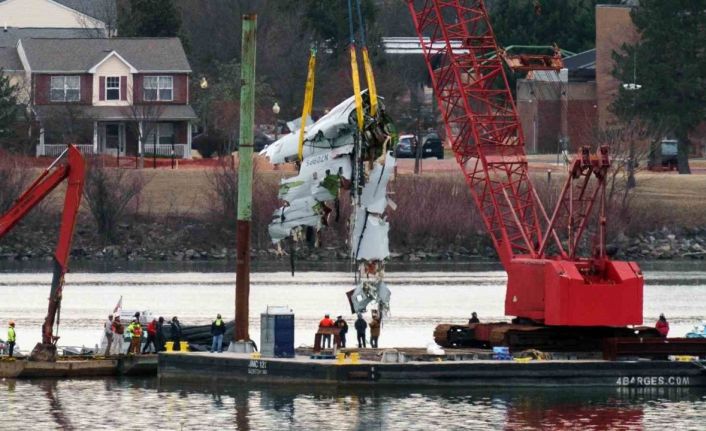 ABD’de uçak ile helikopterin çarpıştığı kazada ölen 67 kişinin cesedi sudan çıkarıldı