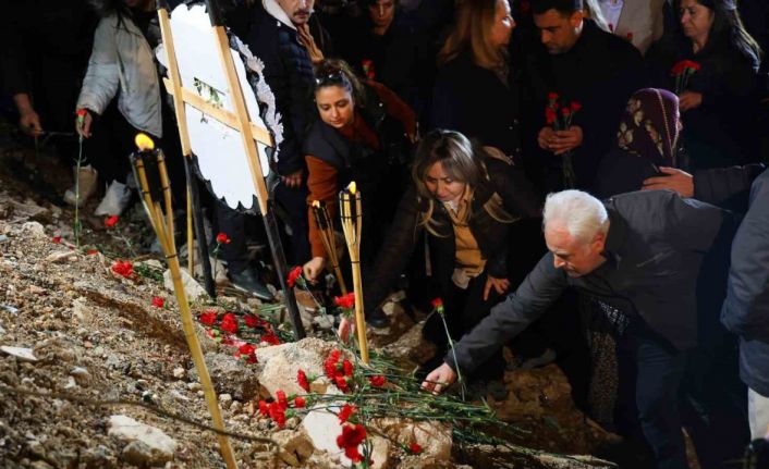 Adana’da depremde hayatını kaybedenler gözyaşlarıyla anıldı