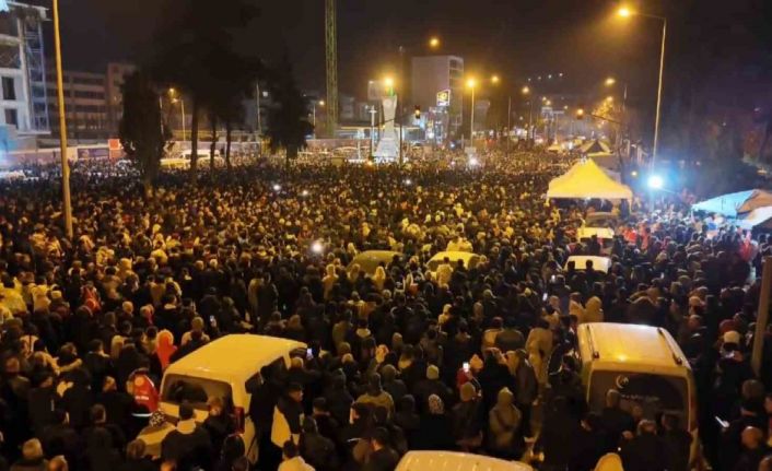 Adıyaman’da binlerce kişi deprem şehitlerini andı