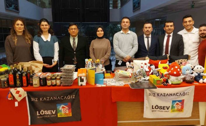 Adliyede lösemili çocuklar yararına stant