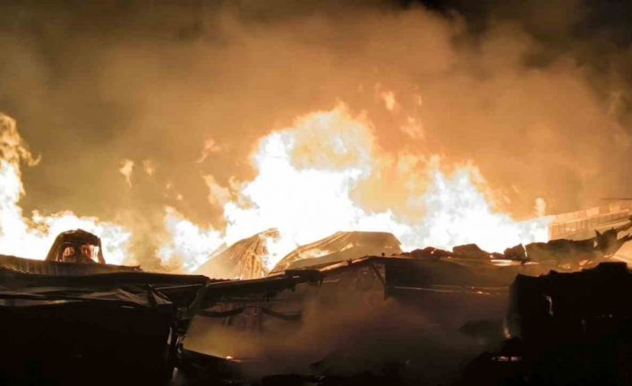 Afyonkarahisar’da çıkan fabrika yangını 5 saattir devam ediyor