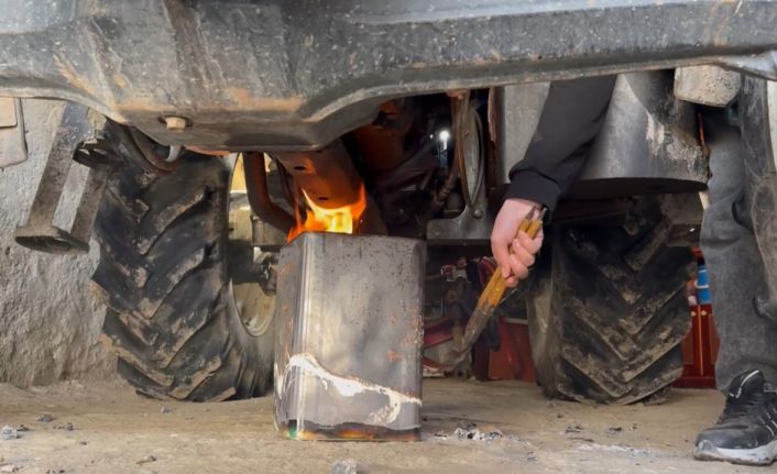 Ağrı’da, eksi 20’yi bulan soğuklarda vatandaşlar araçlarını çalıştırmak için altında ateş yaktı