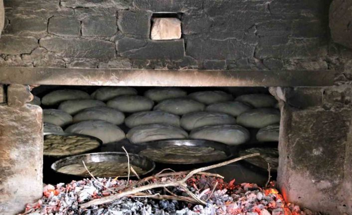 Aile ekonomileri için ekmeklerini kendileri yapıyor