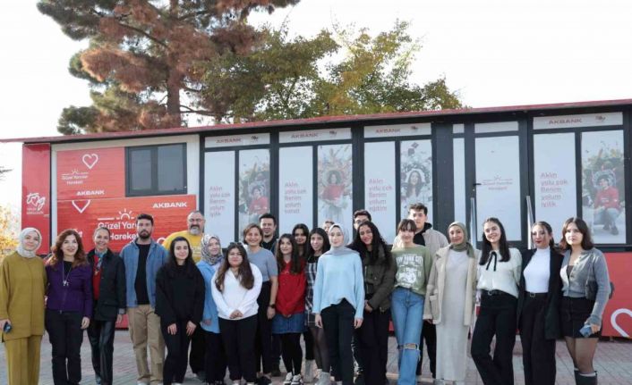 Akbank ‘Güzel Yarınlar Hareketi’ deprem bölgesindeki gençlerin yanında