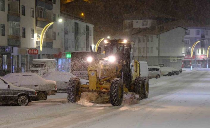Akdağmadeni Belediyesi karla mücadelede hız kesmiyor