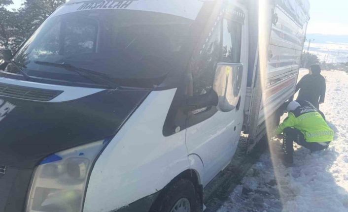 Akdağmadeni’nde mahsur kalan araç kurtarıldı