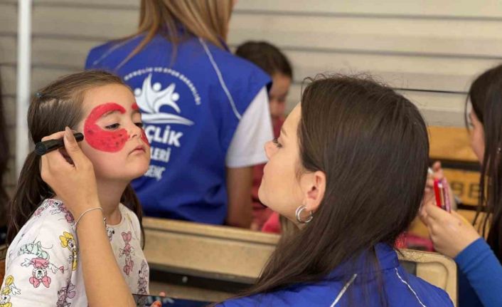 Akhisar Gençlik Merkezi’nden minik kalplere büyük mutluluk