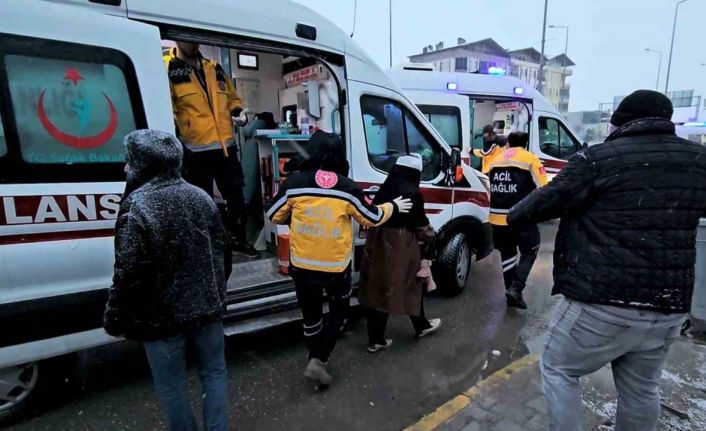 Aksaray’da minibüs ile otomobil çarpıştı: 4 yaralı