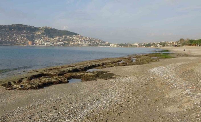 Alanya’da deniz suyu 7-8 metre çekildi