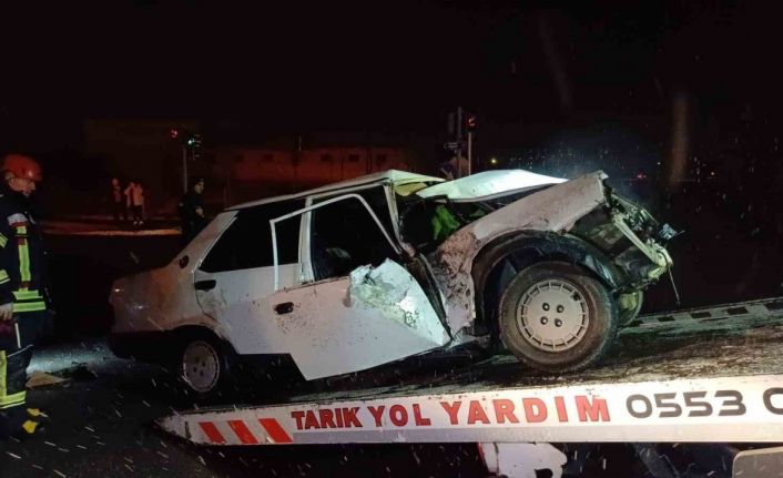 Alkollü sürücünün kullandığı Tofaş otomobil tuzlama aracına çarptı: 1’i ağır 2 yaralı