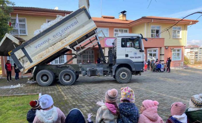 Anaokulu öğrencileri için kamyonla kar getirdiler