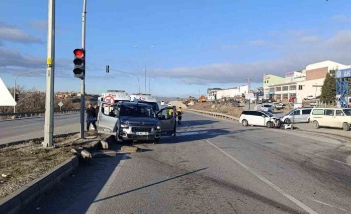 Ankara’da iki otomobil çarpıştı: 6 yaralı