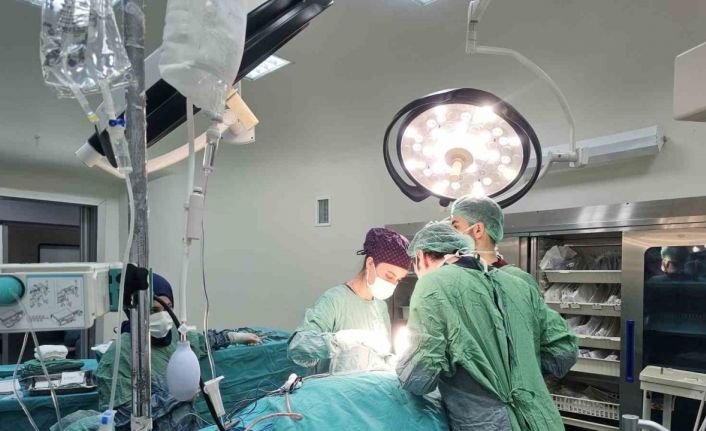 Annesinin tedavisi için hastaneye başvuran kişi kanser olduğunu öğrendi