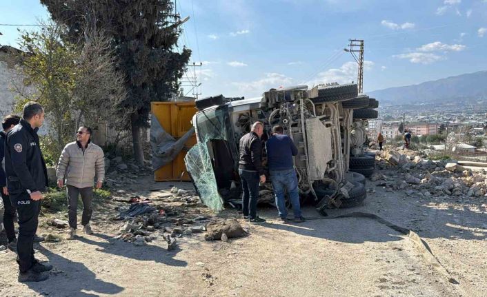 Antakya’da devrilen hafriyat kamyonunun sürücüsü yaralandı
