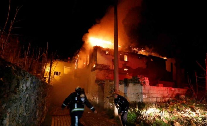 Antalya’da 150 yıllık tarihi ev alev alev yandı, mahalleli sokağa döküldü