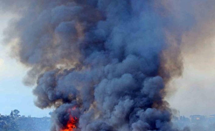 Antalya’da ev ve seraları tehdit eden sazlık yangını 2 saatlik çalışmayla kontrol altına alındı