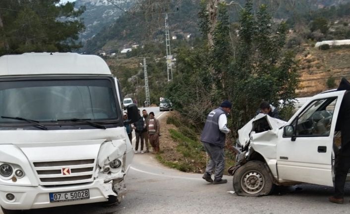 Antalya’da öğrenci servisi ile kamyonet çarpıştı: 21’i öğrenci 24 yaralı