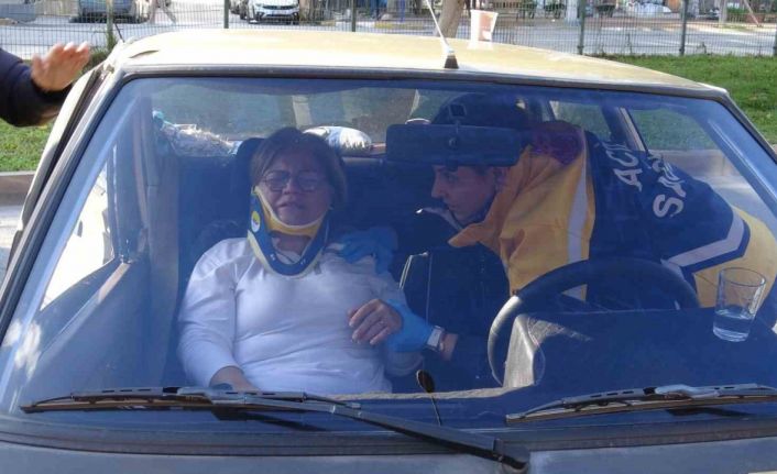 Antalya’da trafik kazası, araçta sıkışan yaralıyı itfaiye ve sağlık ekipleri çıkardı