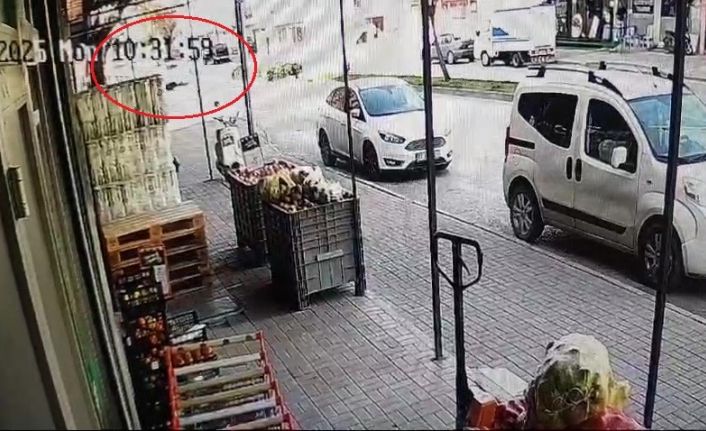 Antalya’da ’U’ dönüşü yapan otomobil, motosiklet ile çarpıştı: 1 yaralı