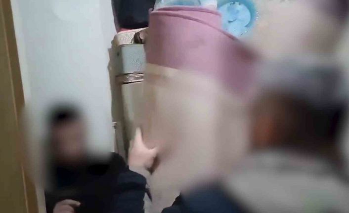 Aranan şahıs halıların arkasında saklanırken yakalandı