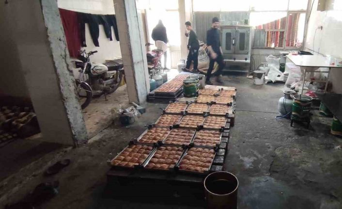 Aranan şahıs için baskın yapılan tatlıcıda hijyen kurallarının hiçe sayıldığı tespit edildi