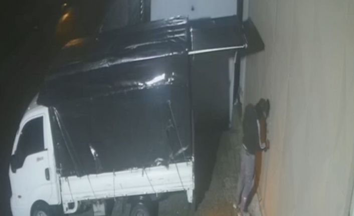 Arnavutköy’de acemi hırsızlar imalathanenin kapısını açamayınca kırmaya çalıştı