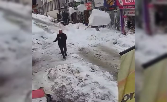 Artvin’de çatıdaki kar kütlesi kaldırıma düştü, yolda yürüyenler son anda kurtuldu