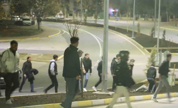 Asker eğlencesinde sopalı kavga