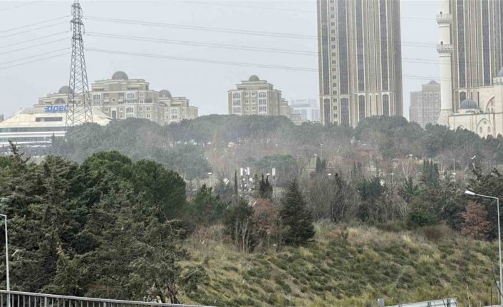 Ataşehir’de kar yağışı başladı