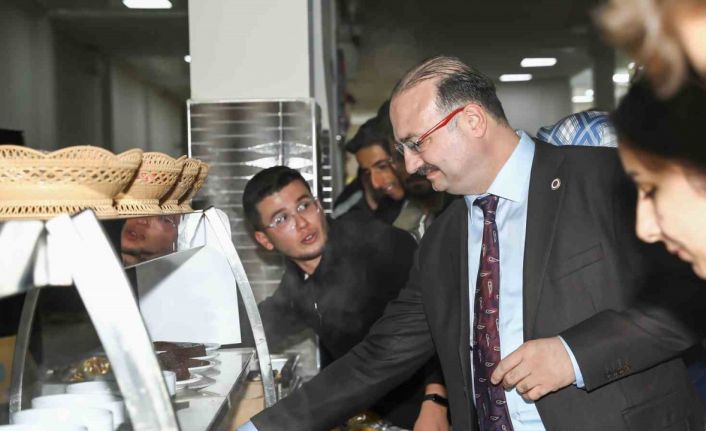 Atatürk üniversitesinden öğrencilerine ücretsiz iftar yemeği