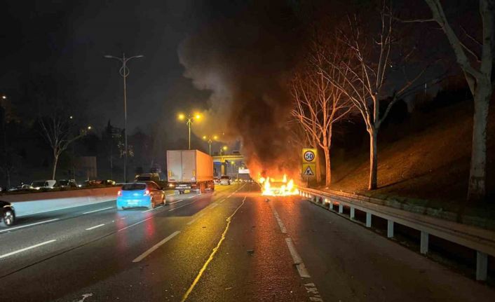 Avrupa Otoyolu’nda araç alev topuna döndü, trafik yoğunluğu oluştu