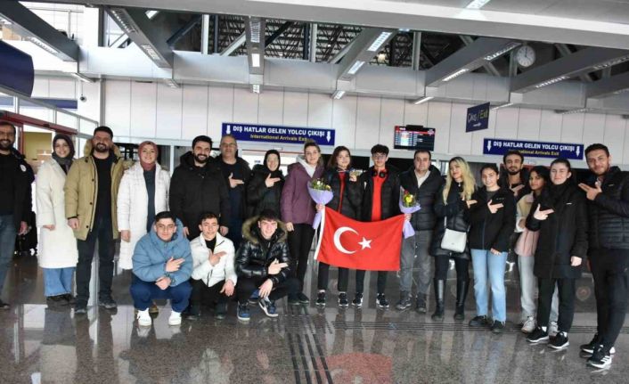 Avrupa üçüncüsü Rana Gözübüyük çiçeklerle karşılandı