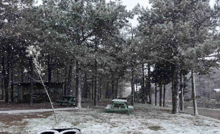 Aydos Ormanı’na lapa lapa yağan kar masalsı görüntüler oluşturdu