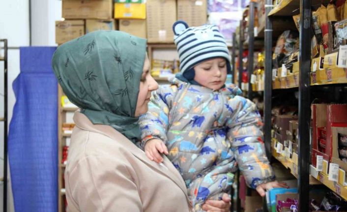 Azimli anne devlet desteği ile açtığı marketi işletip bebeğini reyonlar arasında büyüttü
