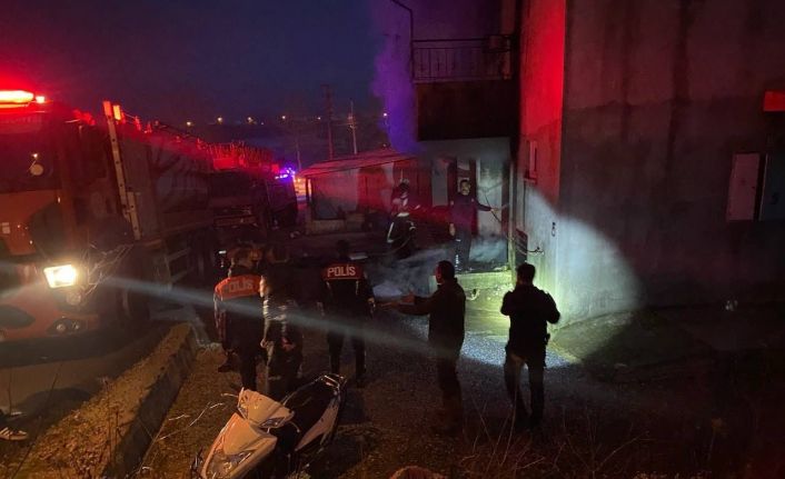 Babasının evini yakıp, elinde av tüfeğiyle itfaiyecilerin yangına müdahalesini engelledi