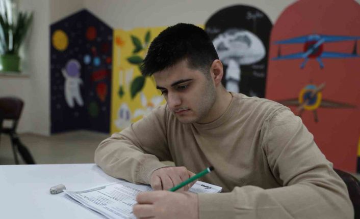 Bağcılarlı engelli Muhammet, 90 EKPSS puanıyla Boğaziçi Üniversitesi’ne yerleşti