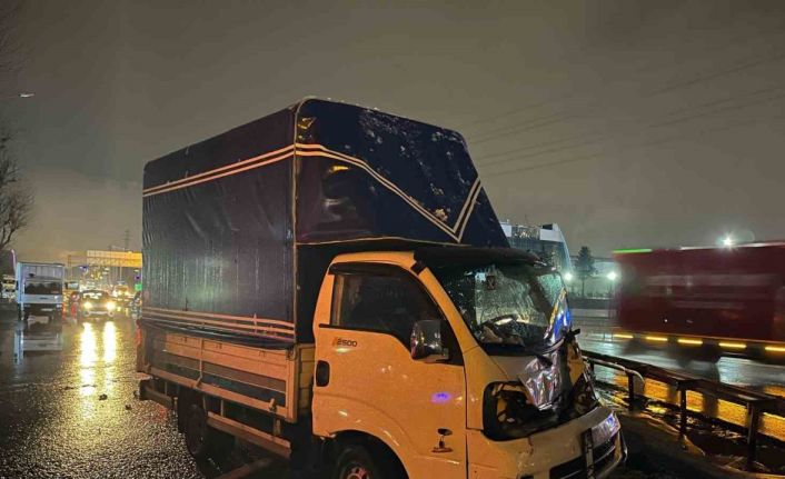 Bahçelievler’de kazaya karışan kamyon sürücüsü yaralandı