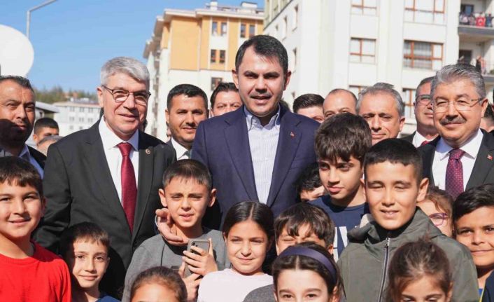 Bakan Kurum Osmaniye’de depremzede ailenin yeni evine konuk oldu