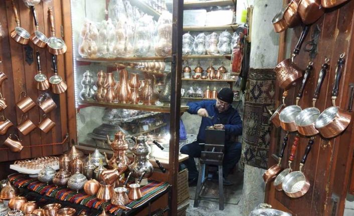 Bakırdan çıkan sesle huzur buluyorlar